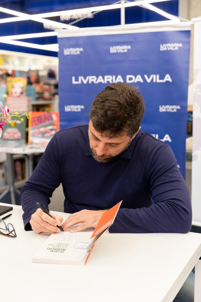 Gustavo autografando