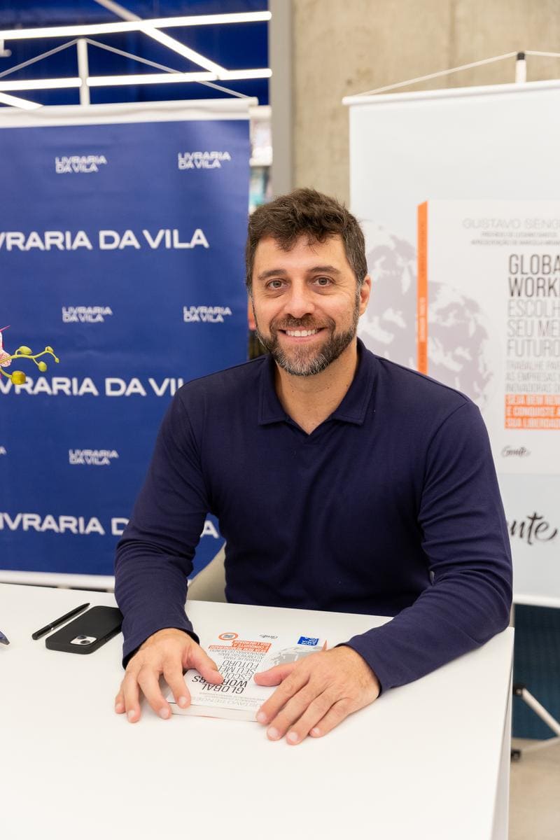 Gustavo com o livro